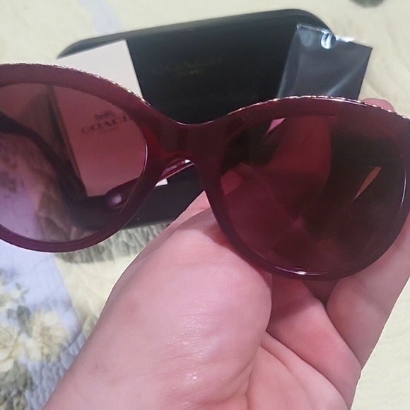 Women's red coach sunglasses in the box with gold chains on the top of the eye - Picture 8 of 10